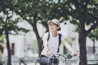 サイクリングをする女性